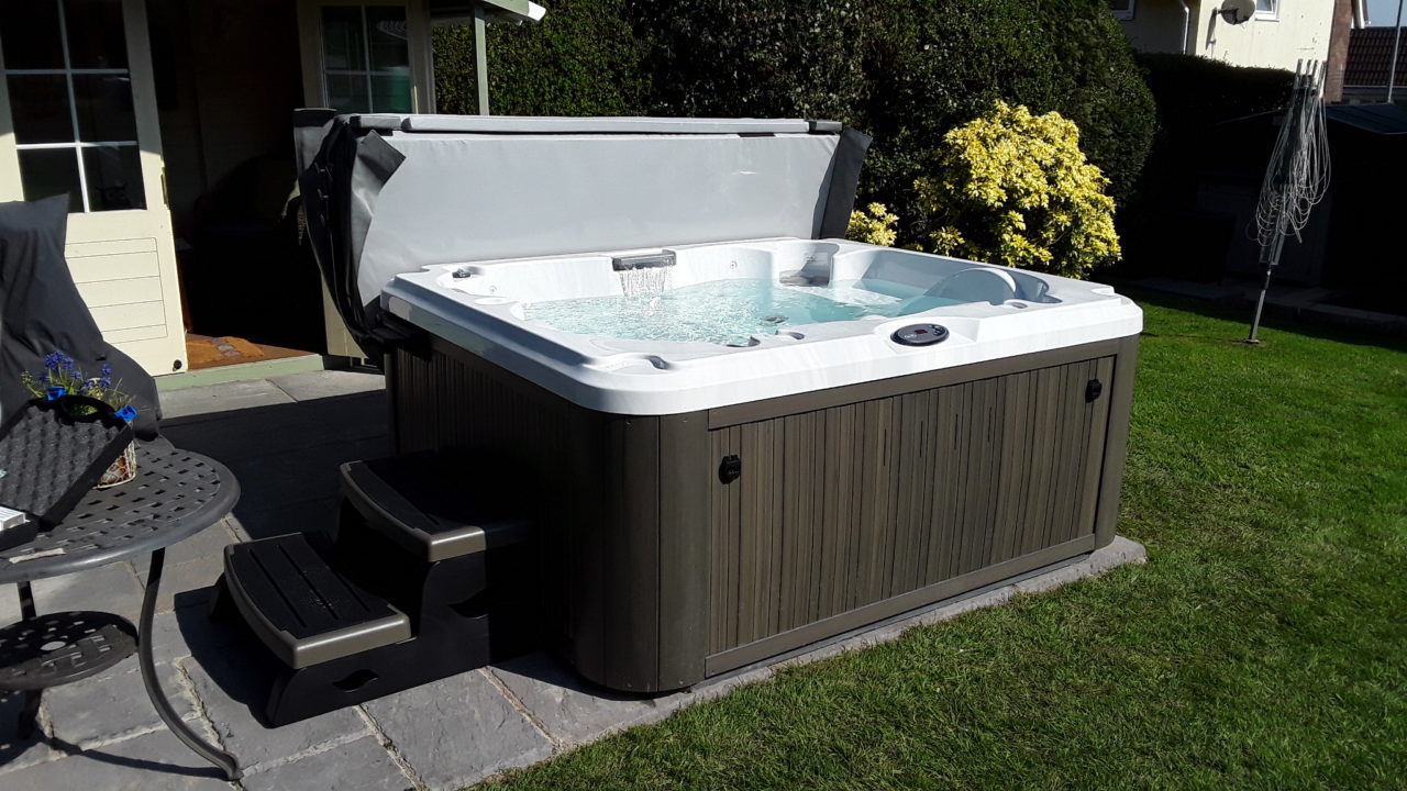 Jacuzzi®J-215™ Hot Tub | Oyster Pools & Hot Tubs - Wales