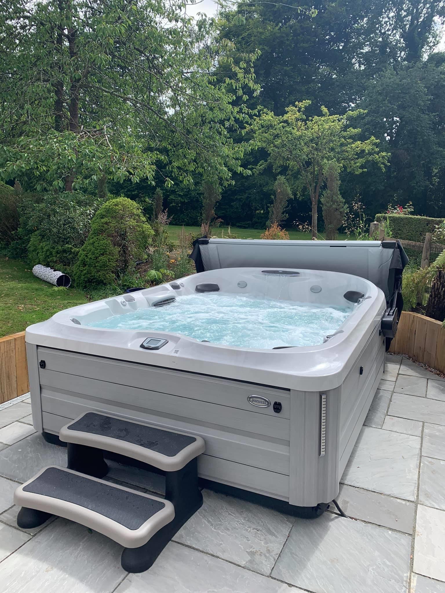 Jacuzzi®J-495™ Hot Tub | Oyster Pools & Hot Tubs - Wales