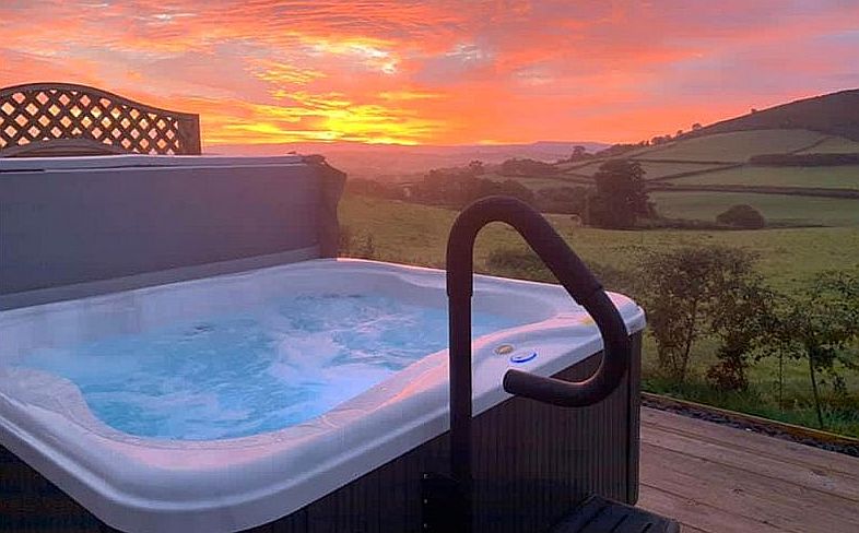 holiday let hot tubs